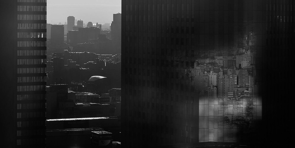 写真：近未来的な雰囲気のオフィスの入り口。ACESと書かれた看板が中央に見える。